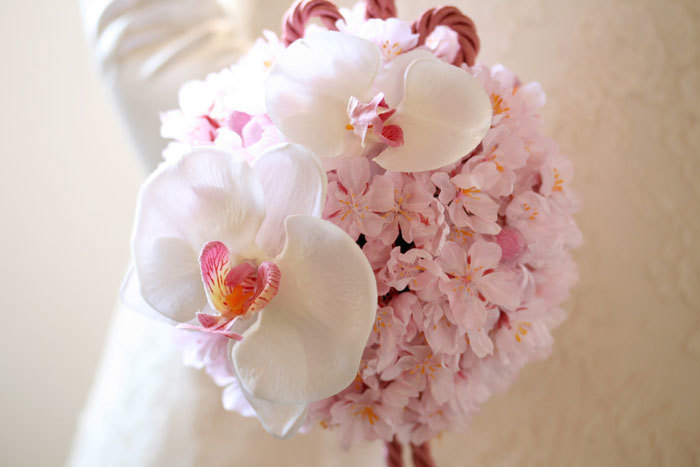 清楚な桜と胡蝶蘭のボールブーケ: 和のウェディング☆和小物セレクト 